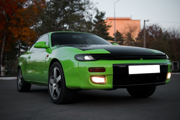Фотография зеленый и черный спортивный автомобиль-купе с большими колесами. японский олдтаймер.