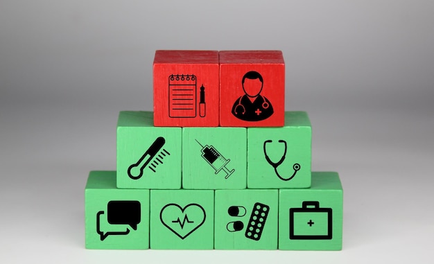 Photo a green block with a red block with a picture of a doctor and a heart on it.