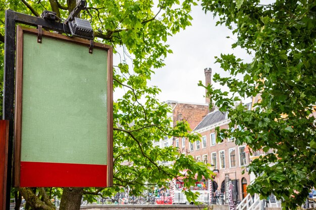 Bordo verde vuoto con cornice in legno all'apertocentro storico di utrecht paesi bassi