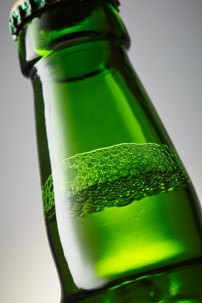 Photo green bottle of beer close-up