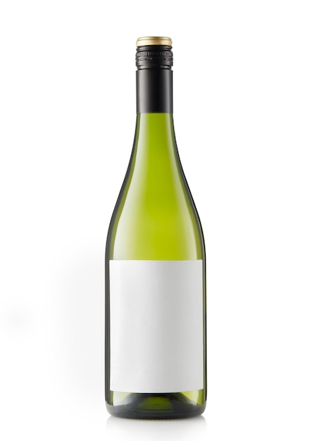 Зеленая бутылка белого вина с пустой этикеткой на белом