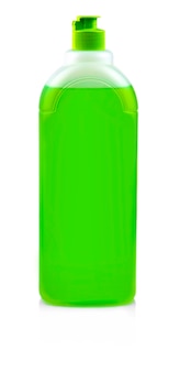 Bottiglia verde con detersivo per piatti su sfondo bianco