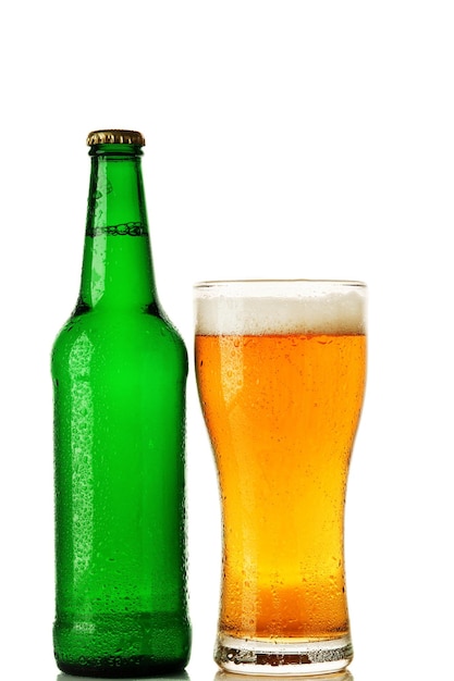 白い背景に満杯の緑色のビールボトル