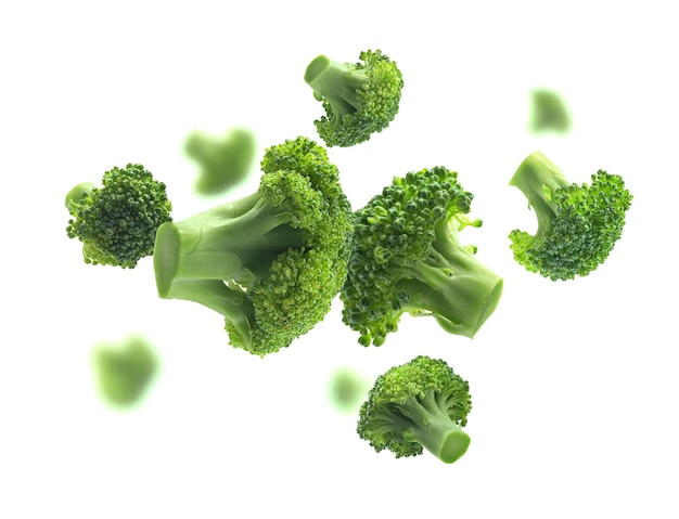 Broccoli verdi che levitano su uno sfondo bianco