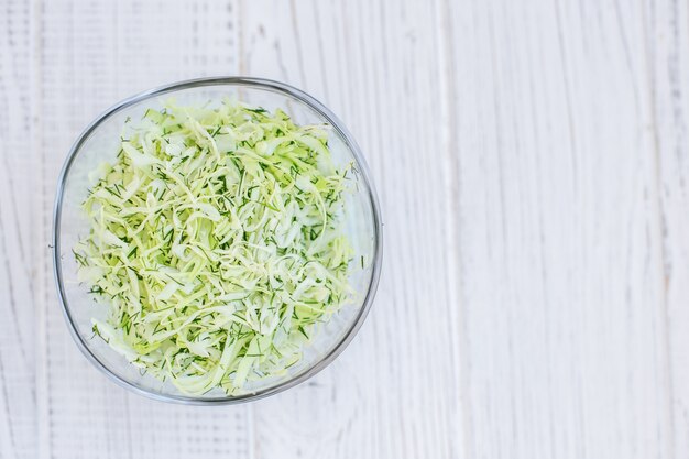 Photo green cabbage in a glass bowl. salad. copy space.