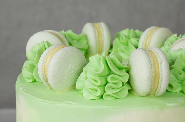 Amaretti verdi della torta e decorazioni macro crema