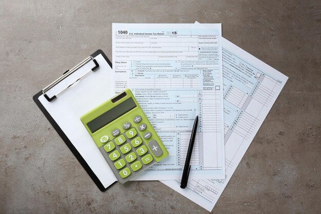Зеленый калькулятор с документами на столе Налоговая концепция