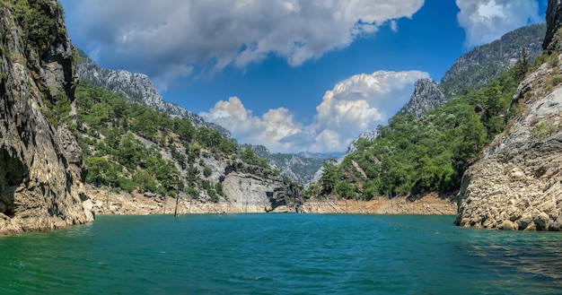 Green Canyon en Manavgat rivier in de bergen van Antalya regio Turkije op een zonnige zomerdag