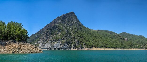 晴れた夏の日にトルコのアンタルヤ地方の山々にあるグリーンキャニオンとマナヴガット川