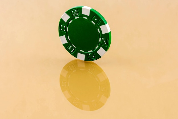 Foto la fiche verde del casinò vale un vantaggio sulla superficie riflettente