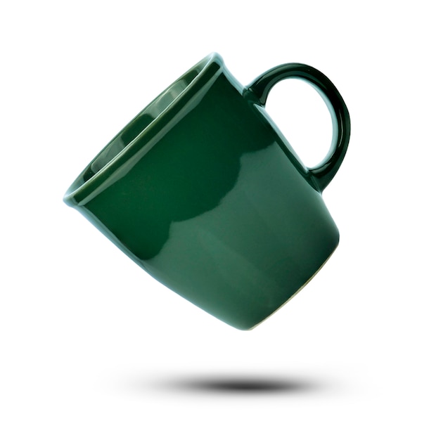 Зеленая керамическая чашка, изолированные на белом фоне.