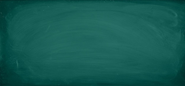텍스트 또는 그래픽 디자인을 추가하기 위한 복사 공간으로 지워진 배경 분필 추적을 위한 녹색 칠판 분필 텍스처 학교 보드 디스플레이 교육 개념의 배경