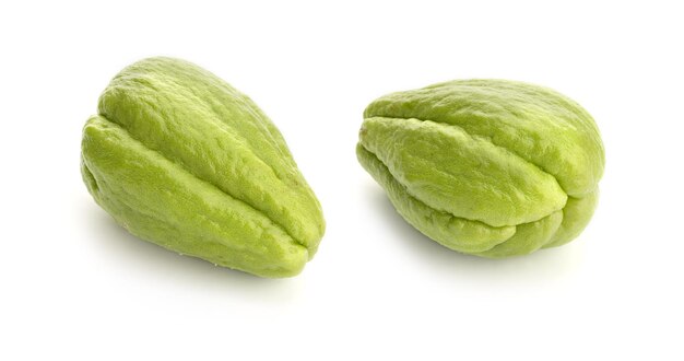 녹색 chayote 과일 흰색 배경에 고립입니다. 세키움 에들레