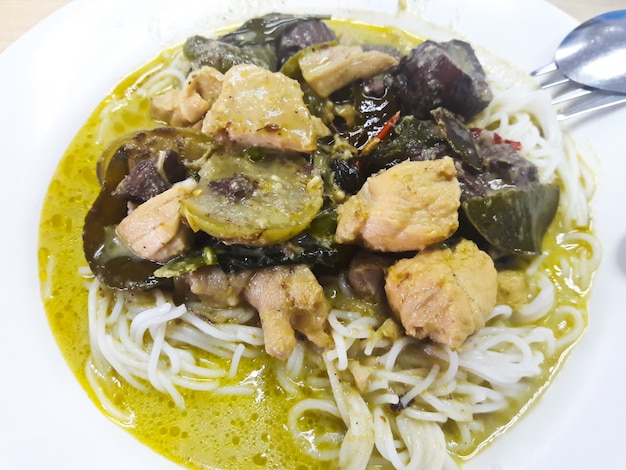 Foto pollo al curry verde, cucina tailandese