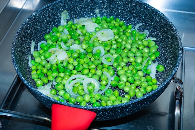 Foto peperoncini verdi in contenitore