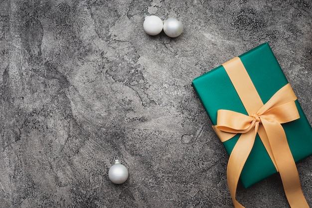 Photo green christmas gift on marble background with copy-space