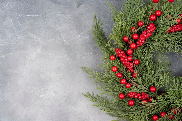 Foto corona di natale verde con decorazioni isolate su sfondo grigio chiaro con copia spazio per il testo