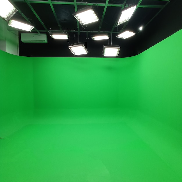 Foto green chroma key tv studio set spazio vuoto pulito pronto per le riprese luci di studio professionali