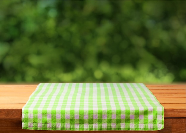 木製の背景に緑の布ナプキン