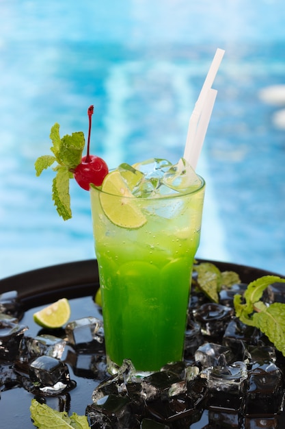 Photo green cocktail at the pool