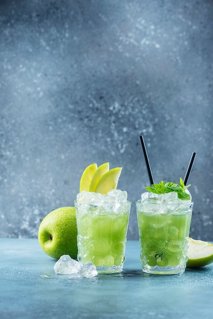 Зеленый коктейль со льдом и мятой