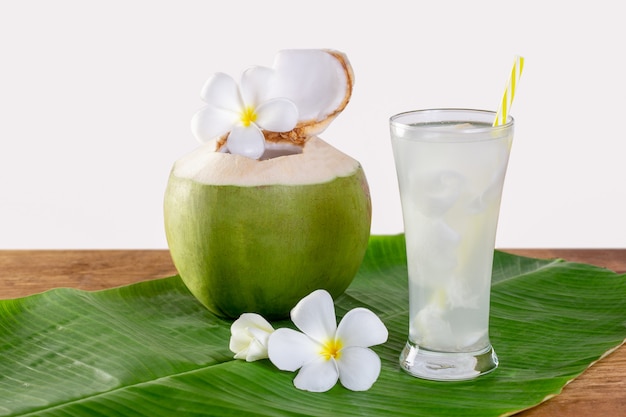 Photo green coconut fruit cut open to drink juice and eat.