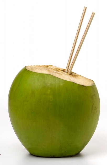 白い背景の上の緑のココナッツ。ココナッツウォーター。
