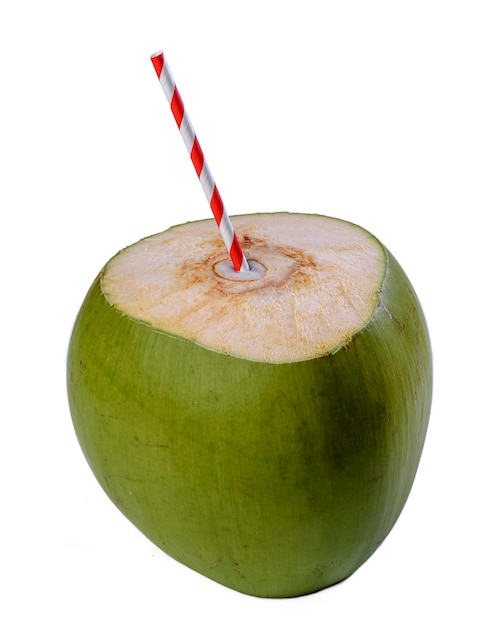 흰색 배경에 격리된 색종이 빨대가 있는 녹색 코코넛