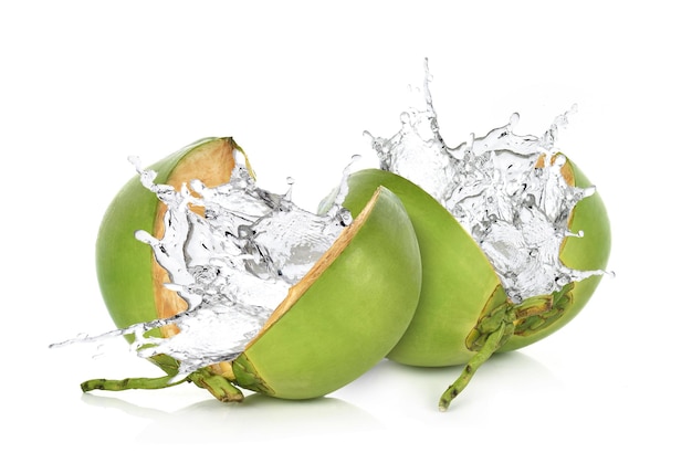 Cocco verde con spruzzi d'acqua isolati su sfondo bianco.