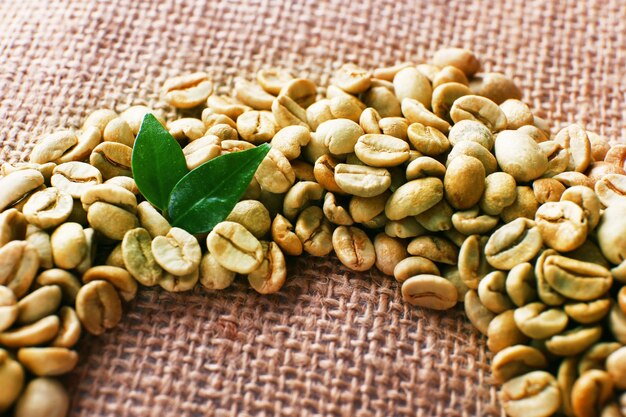 Photo green coffee beans on sackcloth