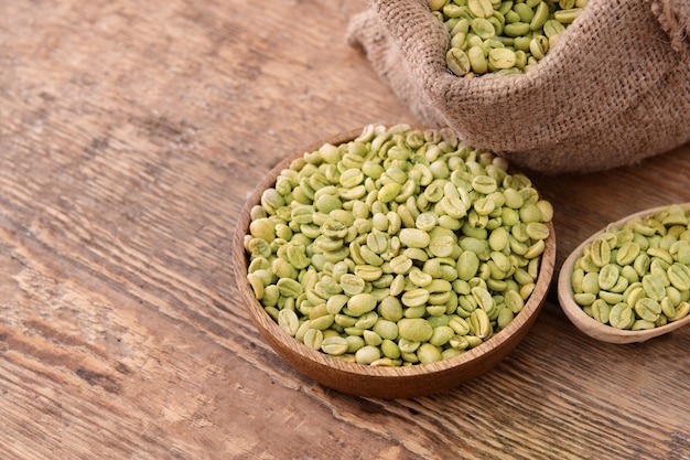 Photo green coffee beans on table