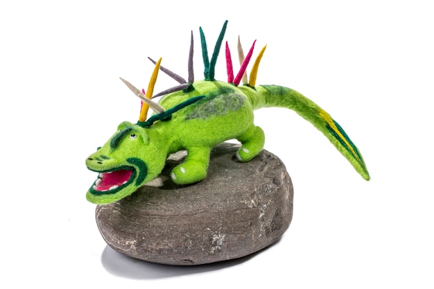 Зеленый крокодил - мягкая игрушка из валяной шерсти на камне
