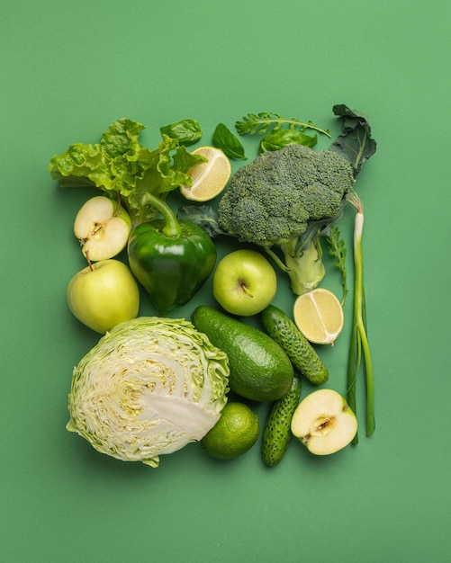 新鮮な緑の野菜とハーブを使った緑の料理の背景 健康食品の菜食主義