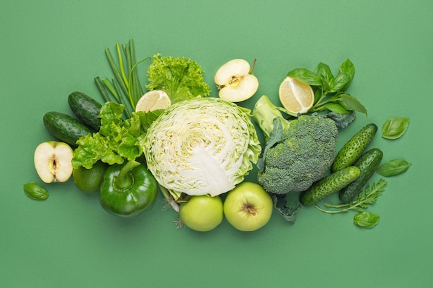 新鮮な緑の野菜とハーブを使った緑の料理の背景 健康食品の菜食主義