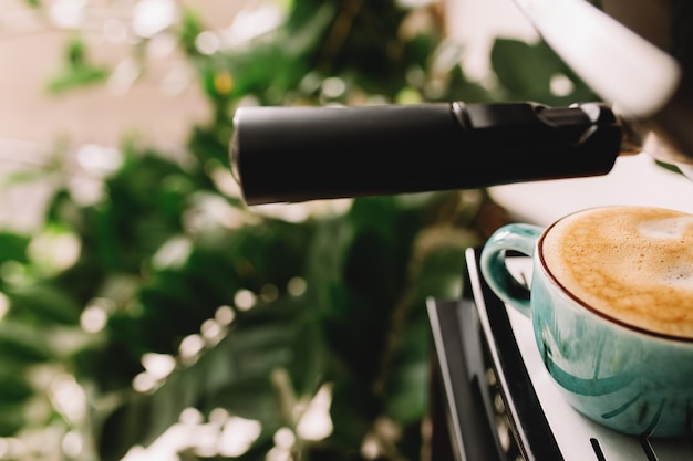 Foto coppa verde di caffè alla macchina da caffè tempo del caffè sfocato sfondo foto di alta qualità