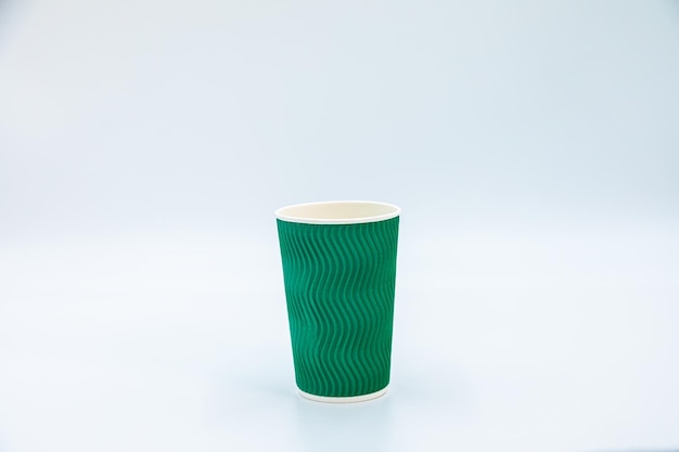 Photo a green cup with a white background that says'green'on it