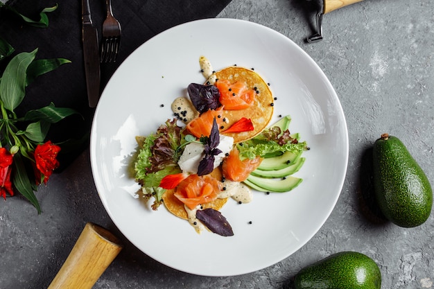 Cupcakes verdi con avocado e salmone