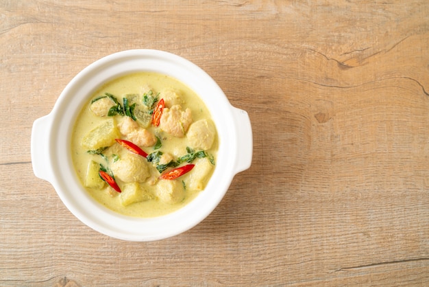 green curry soup with minced pork and meat ball