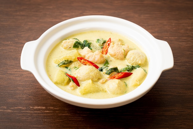 green curry soup with minced pork and meat ball