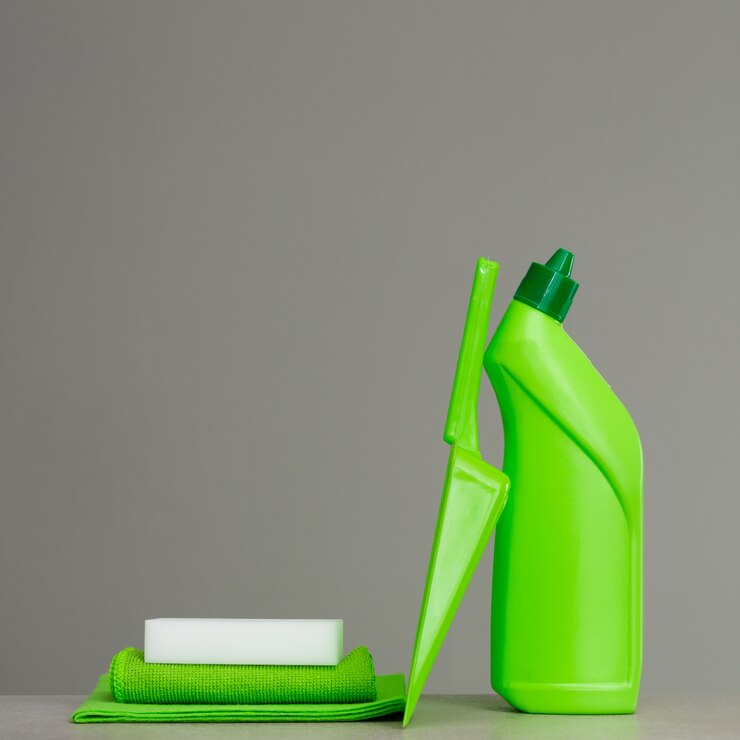 トイレ、スポンジ、すくい、ほこり用の緑色の洗剤ボトル。清掃用具