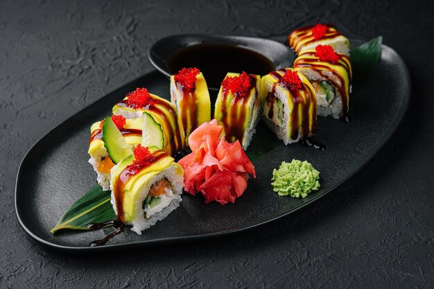 Green dragon sushi roll met paling op zwarte steen