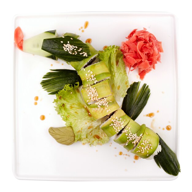 Зеленый дракон суши ролл в белом блюде, изолированные на белом