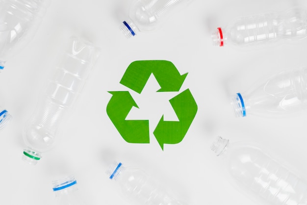 Eco verde riciclare simbolo e bottiglie di plastica