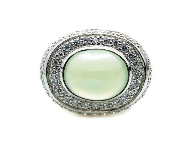 Photo green emerald band ring on white background