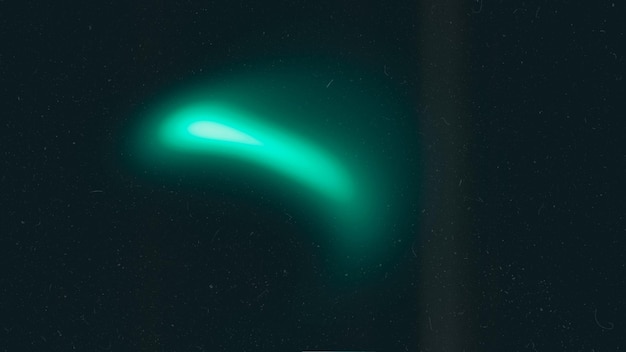 緑のエメラルド色のグラデーション 粒状の背景 黒の上に照らされたスポット ノイズテクスチャ効果