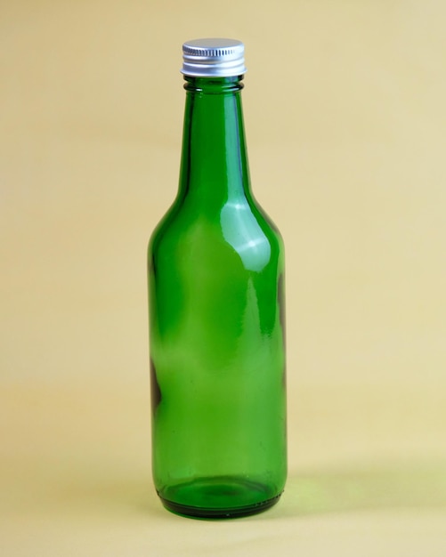 Зеленая пустая бутылка, плотно закрытая