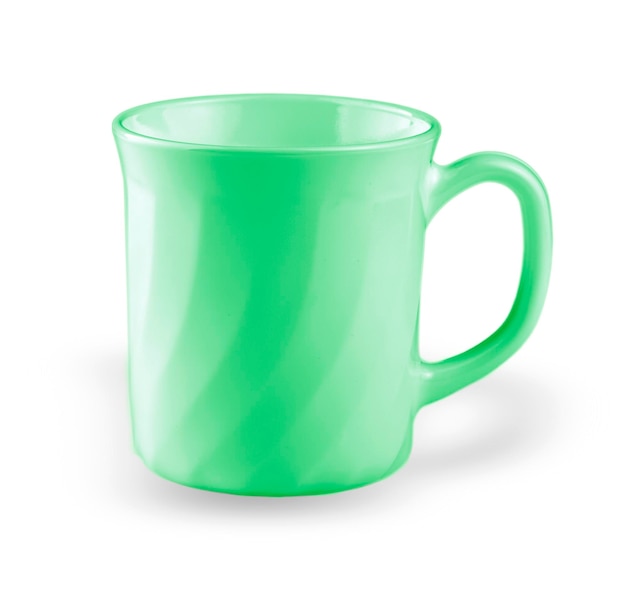 Зеленая пустая кофейная чашка на белом фоне