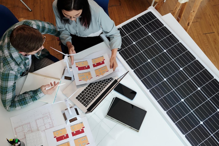 Photo green energy engineer helping client