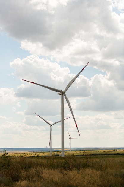 Energia verde tre generatori eolici nel campo