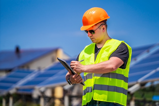 Il lavoratore dell'energia verde sta conducendo una visita di ispezione in loco presso la nuova base energetica.